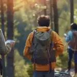 Des randonneur en forêt