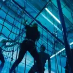 Des joueurs dans un jeu dans une salle