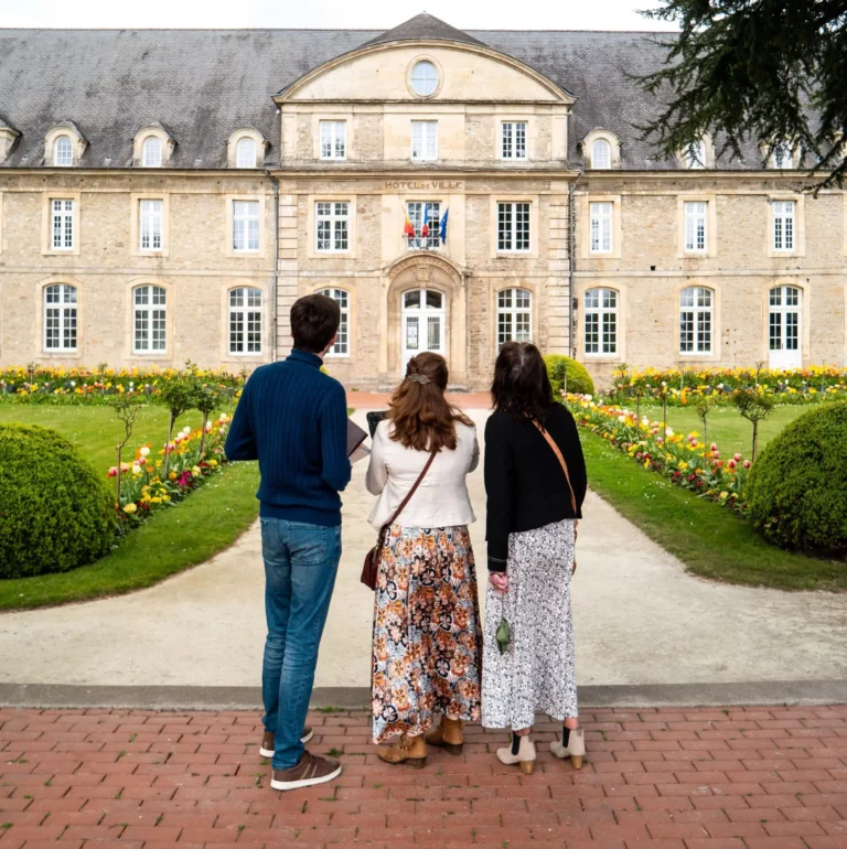 Personnes devant la mairie de Carentan