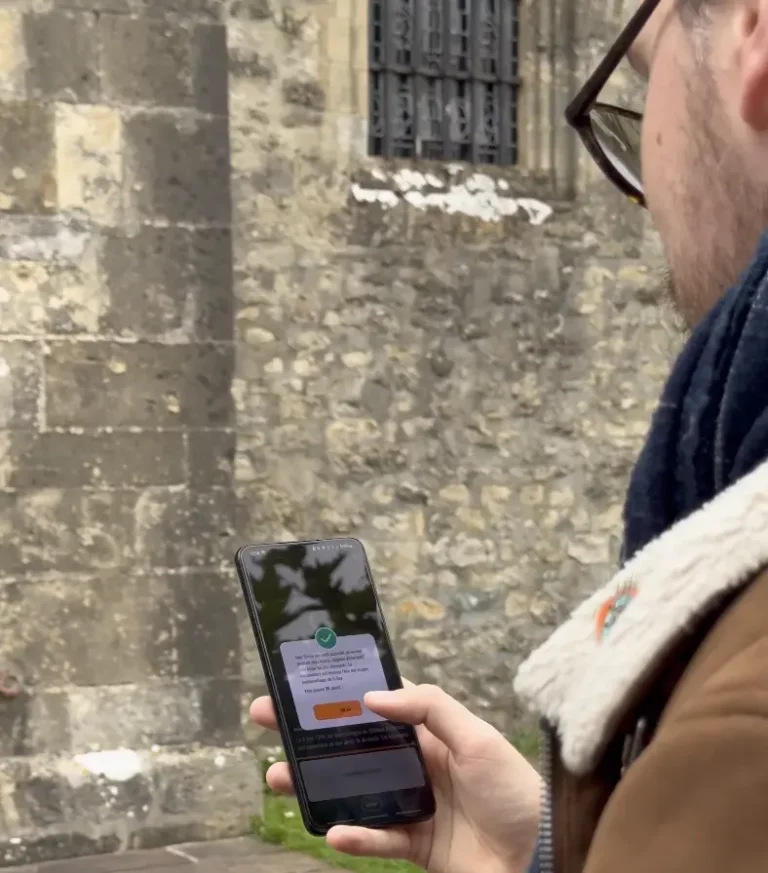 Un joueur regardant l'application Landing Zone