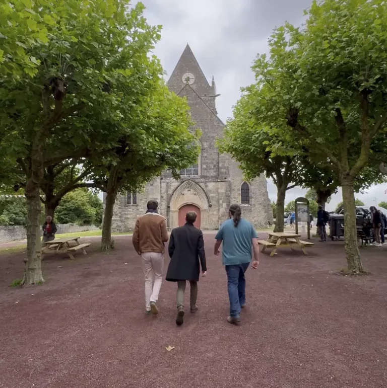 Personnes devant l'église de ste-mere-eglise