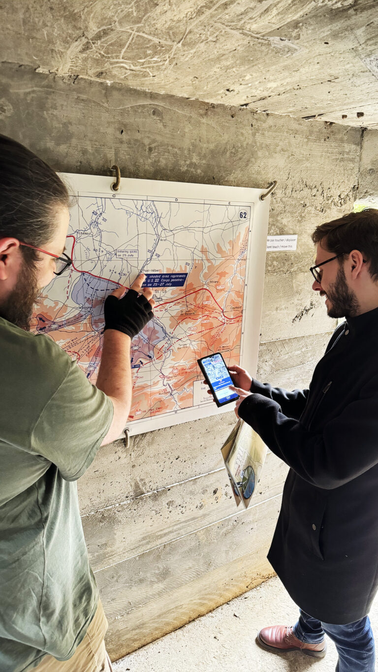 Joueurs devant une carte dans un bunker