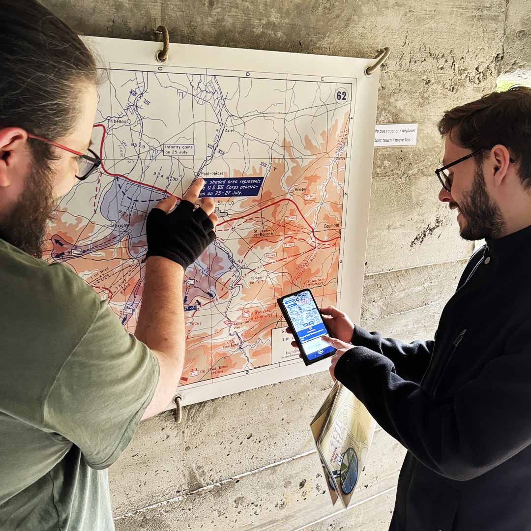 Deux joueurs réfléchissant à une énigme sur une carte, illustrant l'interaction et la réflexion essentielle aux escape games urbains