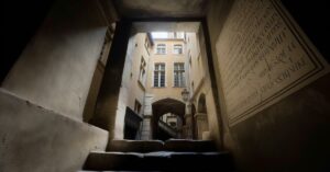 Escalier traboule Lyon authentique