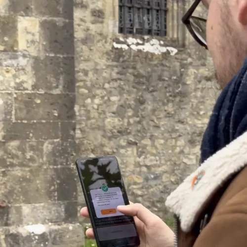 Un joueur regardant l'application Landing Zone