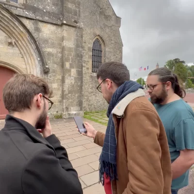 Des joueurs devant l'église de ste-mere-eglise