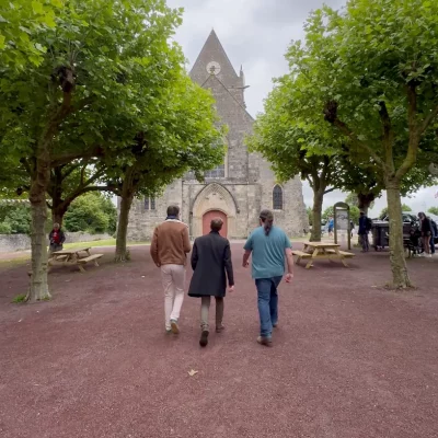 Personnes devant l'église de ste-mere-eglise