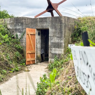 Porte ouverte d'un bunker