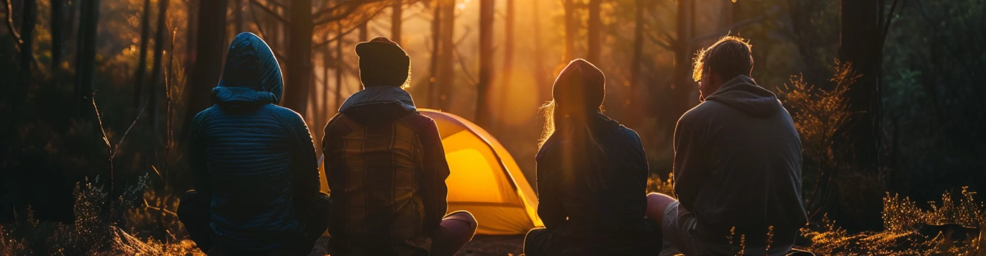 Quatre personnes faisant du camping en forêt