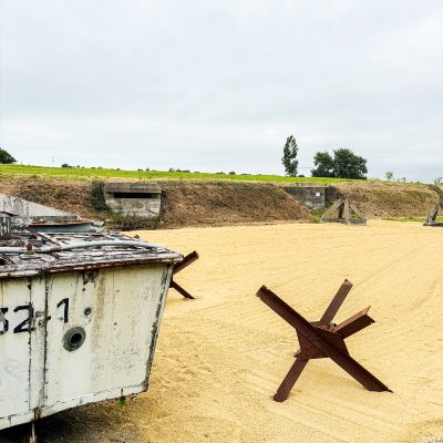 plage devant des bunkers