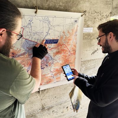 Joueurs devant une carte dans un bunker